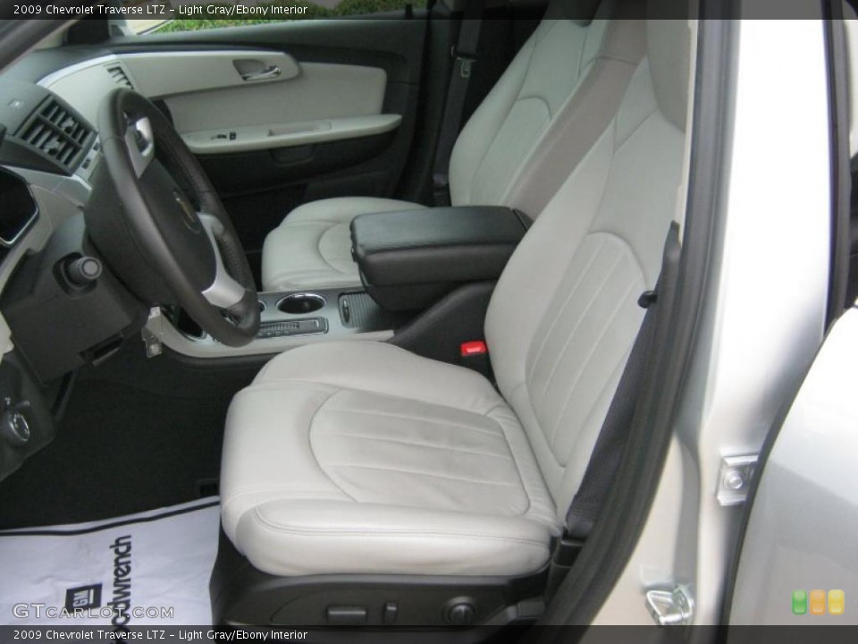 Light Gray/Ebony Interior Photo for the 2009 Chevrolet Traverse LTZ #39067587