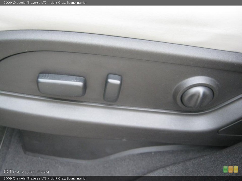 Light Gray/Ebony Interior Controls for the 2009 Chevrolet Traverse LTZ #39067603