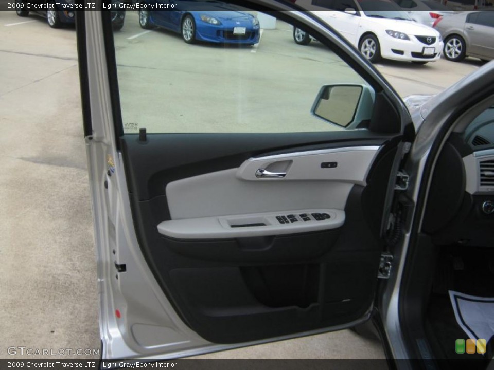 Light Gray/Ebony Interior Door Panel for the 2009 Chevrolet Traverse LTZ #39067651