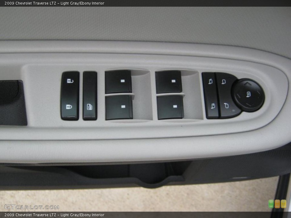 Light Gray/Ebony Interior Controls for the 2009 Chevrolet Traverse LTZ #39067667