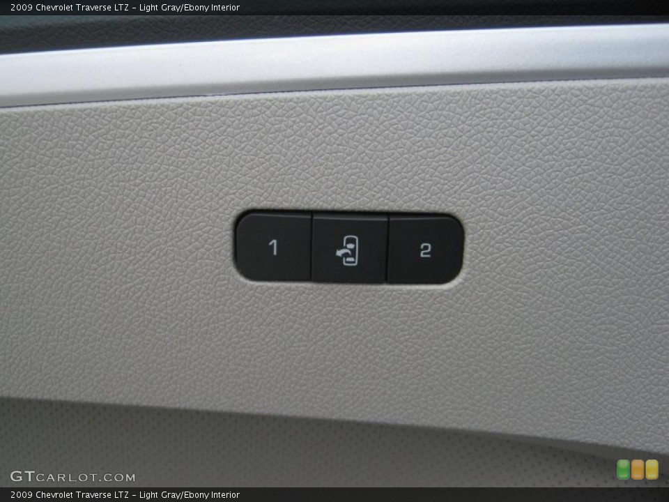 Light Gray/Ebony Interior Controls for the 2009 Chevrolet Traverse LTZ #39067679