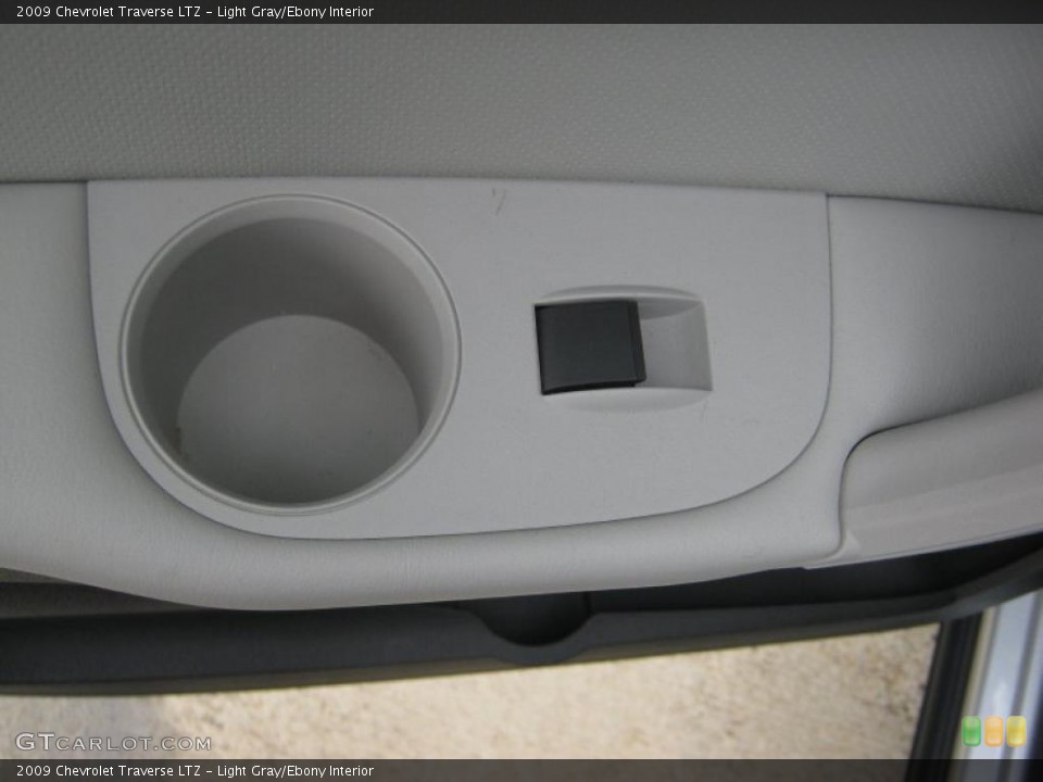 Light Gray/Ebony Interior Controls for the 2009 Chevrolet Traverse LTZ #39067715