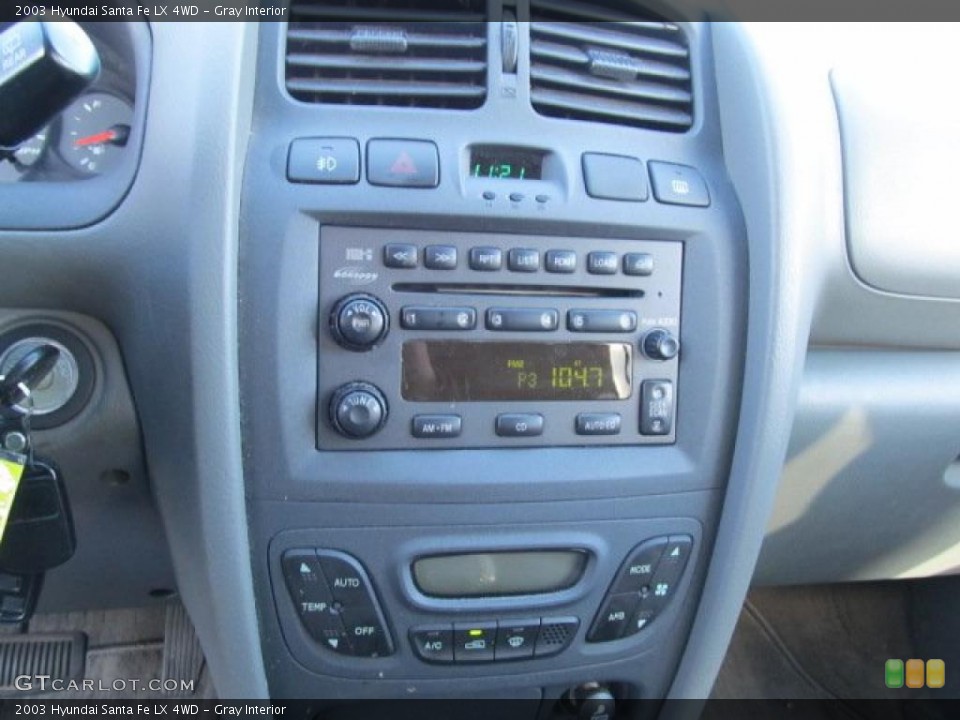Gray Interior Controls for the 2003 Hyundai Santa Fe LX 4WD #39071523