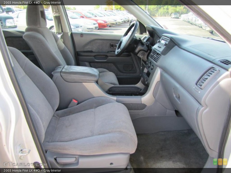 Gray Interior Photo for the 2003 Honda Pilot LX 4WD #39077299