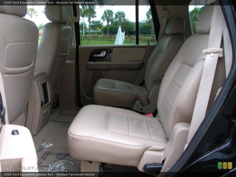 Medium Parchment Interior Photo for the 2006 Ford Expedition Limited 4x4 #39078723