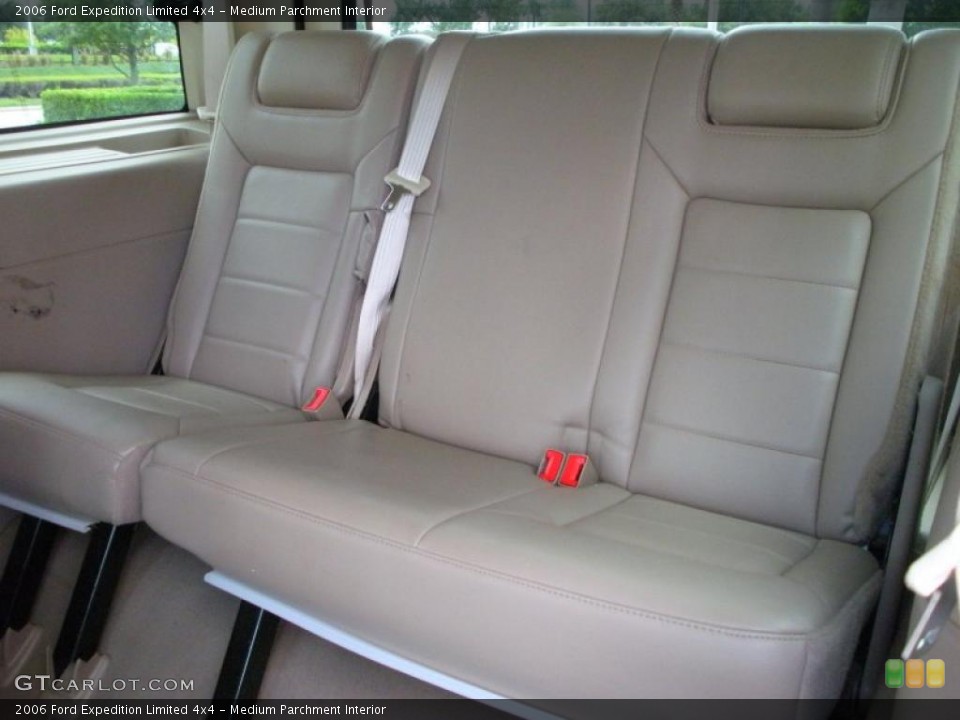 Medium Parchment Interior Photo for the 2006 Ford Expedition Limited 4x4 #39078755
