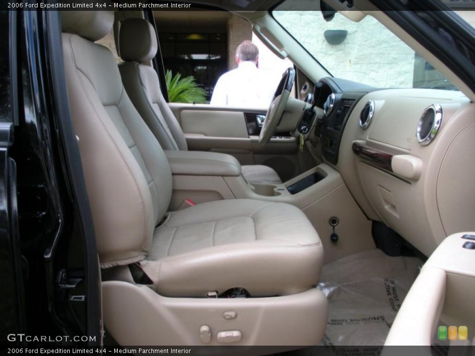 Medium Parchment Interior Photo for the 2006 Ford Expedition Limited 4x4 #39078767