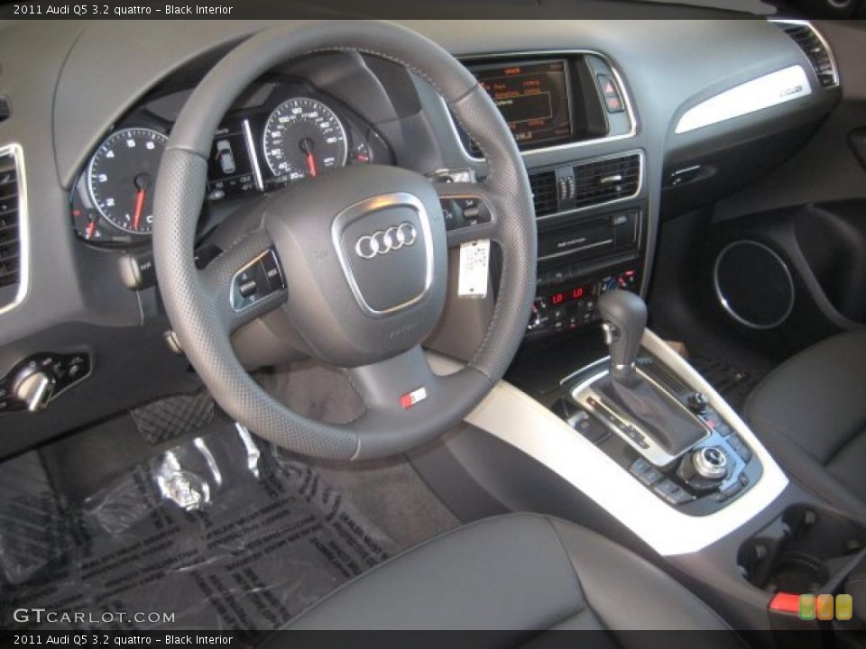 Black Interior Prime Interior for the 2011 Audi Q5 3.2 quattro #39087893