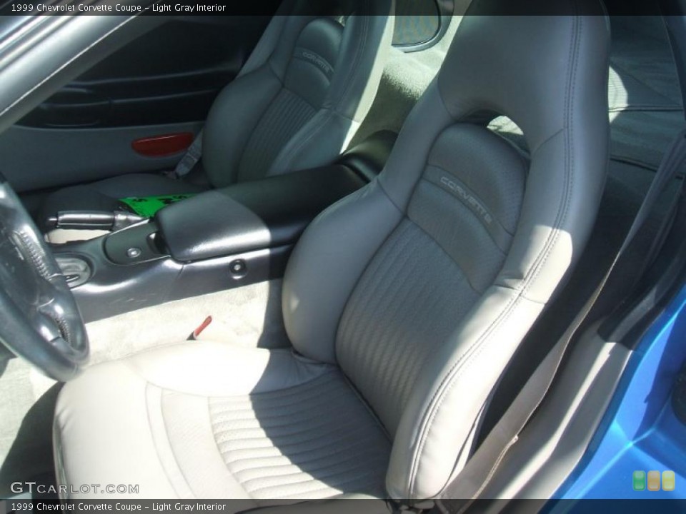 Light Gray Interior Photo for the 1999 Chevrolet Corvette Coupe #39095350
