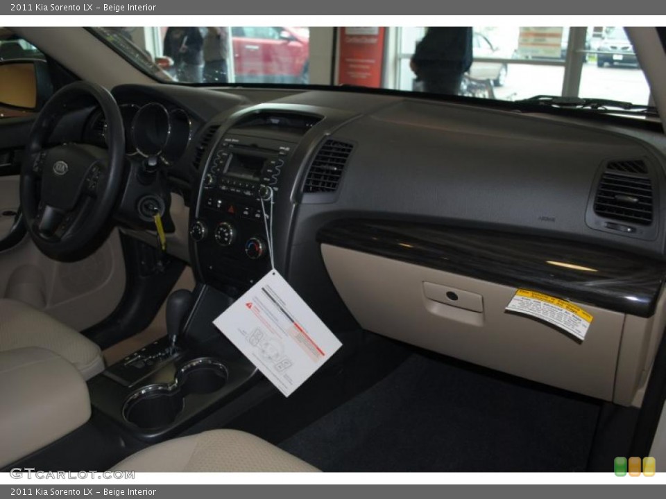 Beige Interior Photo for the 2011 Kia Sorento LX #39124999