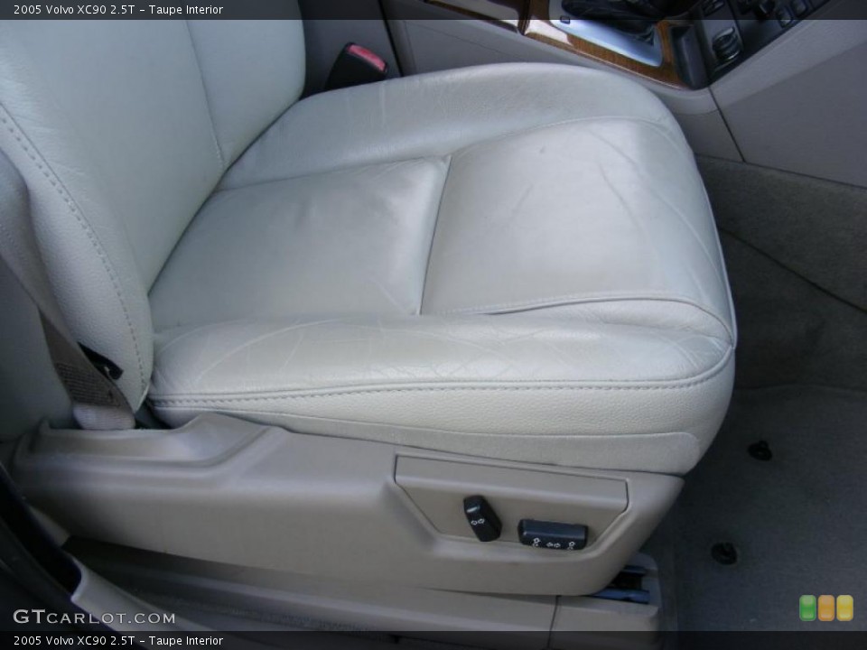 Taupe Interior Photo for the 2005 Volvo XC90 2.5T #39126395