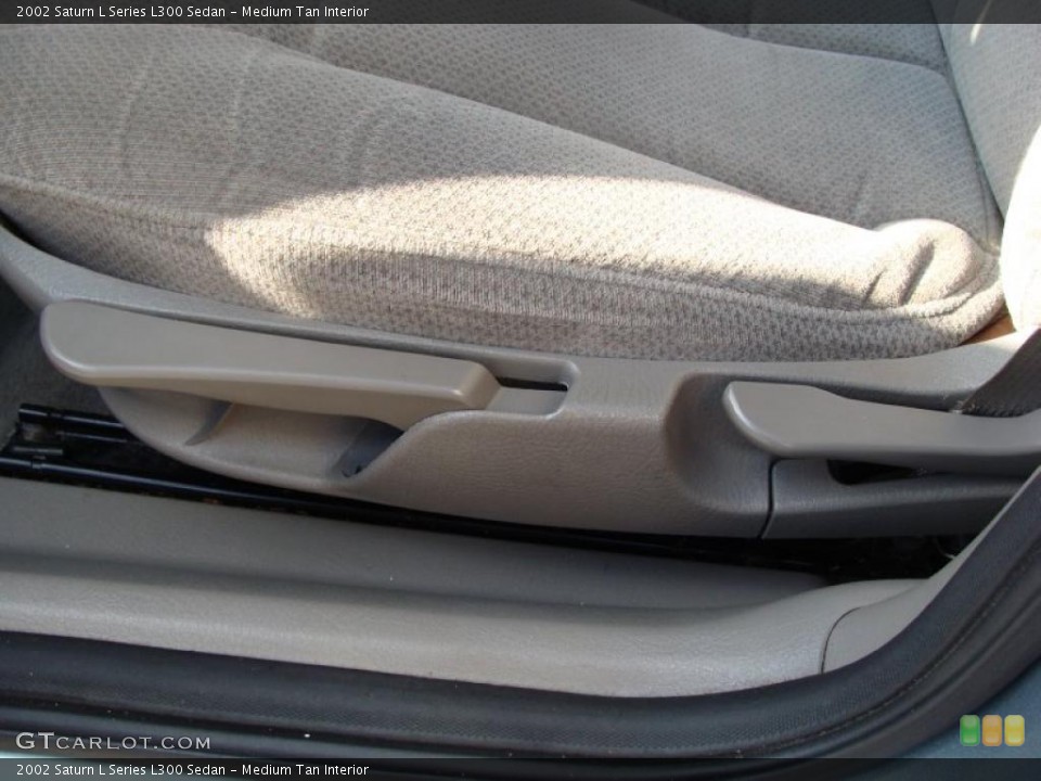 Medium Tan Interior Photo for the 2002 Saturn L Series L300 Sedan #39153457