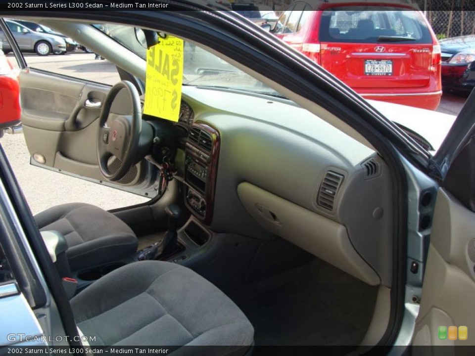 Medium Tan Interior Photo for the 2002 Saturn L Series L300 Sedan #39153515