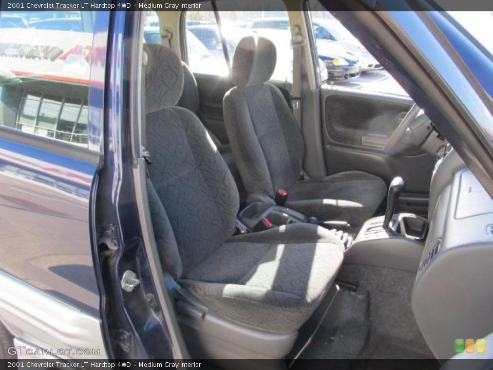 Medium Gray Interior Photo for the 2001 Chevrolet Tracker LT Hardtop 4WD #39184531