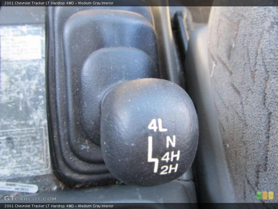 Medium Gray Interior Controls for the 2001 Chevrolet Tracker LT Hardtop 4WD #39184611