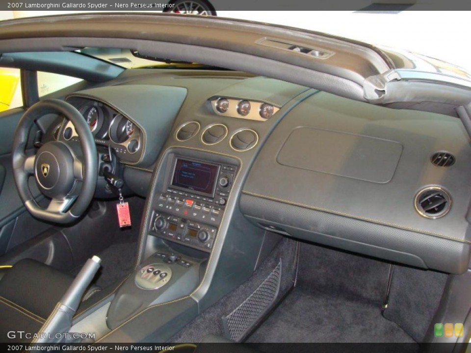 Nero Perseus Interior Dashboard for the 2007 Lamborghini Gallardo Spyder #39215954