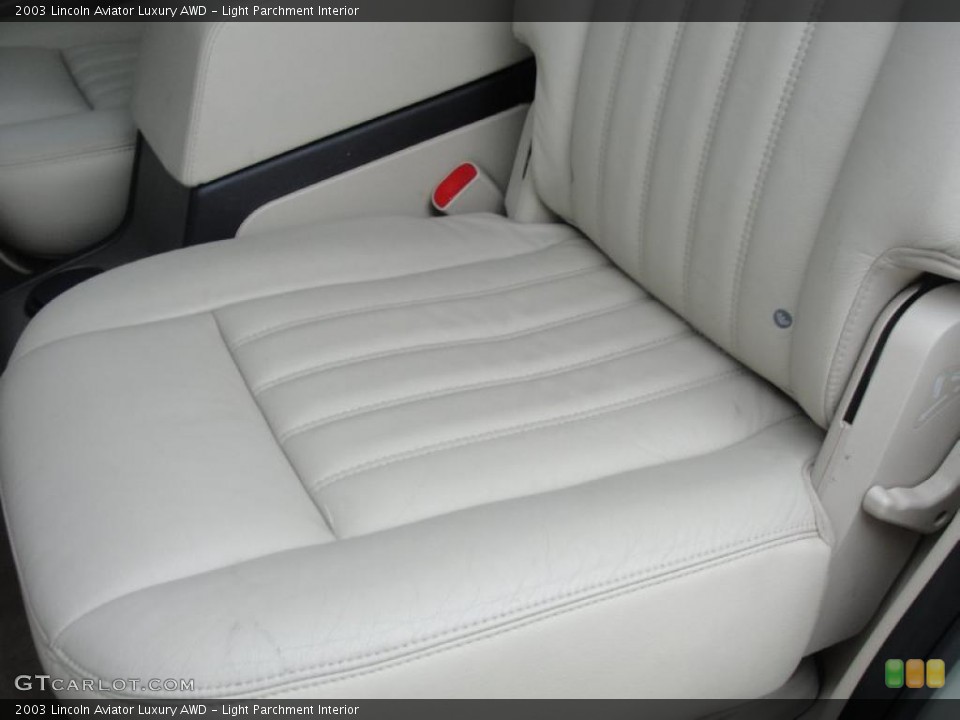 Light Parchment Interior Photo for the 2003 Lincoln Aviator Luxury AWD #39229874