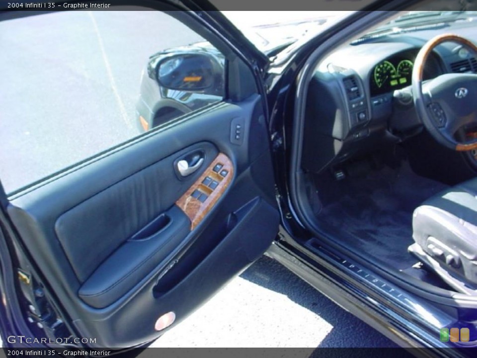 Graphite Interior Photo for the 2004 Infiniti I 35 #39254454