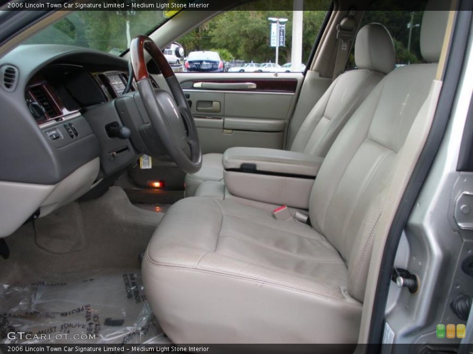 Medium Light Stone Interior Photo for the 2006 Lincoln Town Car Signature Limited #39274679