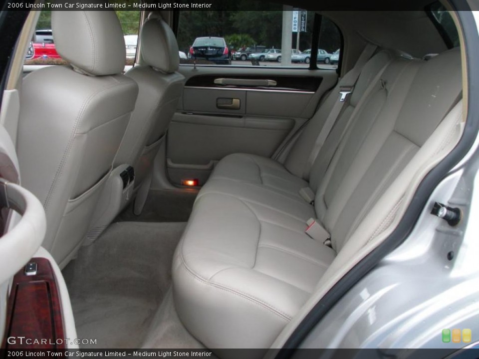 Medium Light Stone Interior Photo for the 2006 Lincoln Town Car Signature Limited #39274715