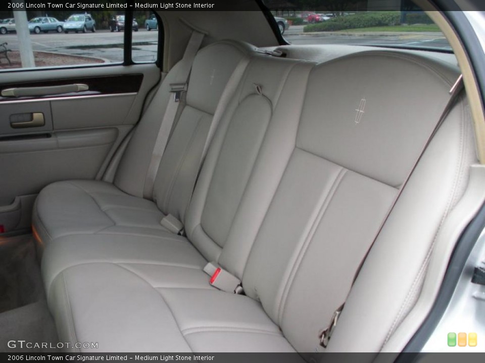 Medium Light Stone Interior Photo for the 2006 Lincoln Town Car Signature Limited #39274727