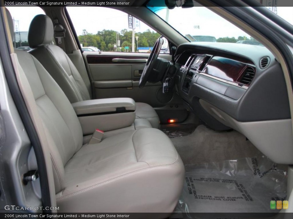 Medium Light Stone Interior Photo for the 2006 Lincoln Town Car Signature Limited #39274743