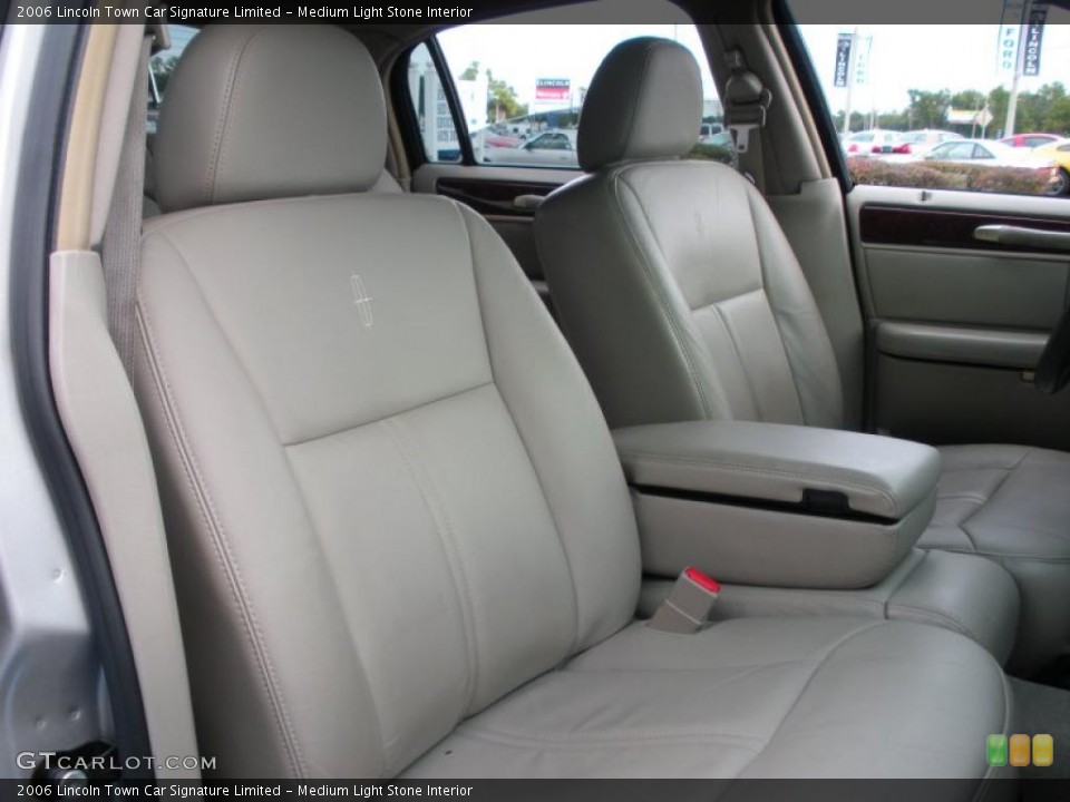 Medium Light Stone Interior Photo for the 2006 Lincoln Town Car Signature Limited #39274759
