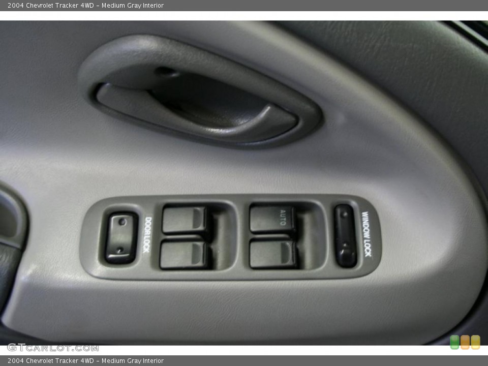 Medium Gray Interior Controls for the 2004 Chevrolet Tracker 4WD #39313977