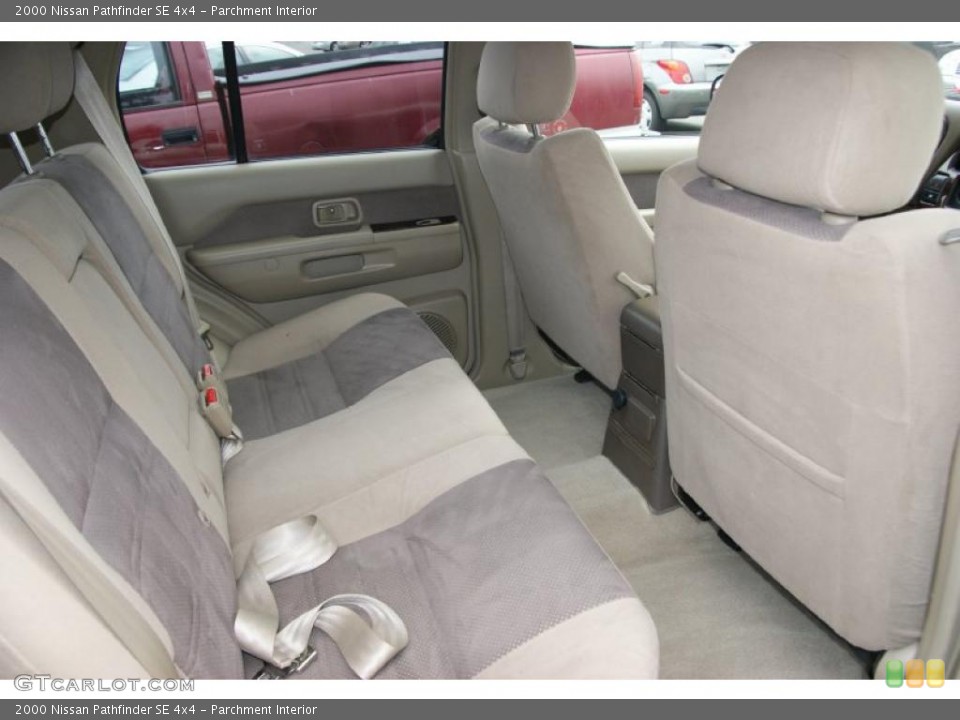 Parchment Interior Photo for the 2000 Nissan Pathfinder SE 4x4 #39329688