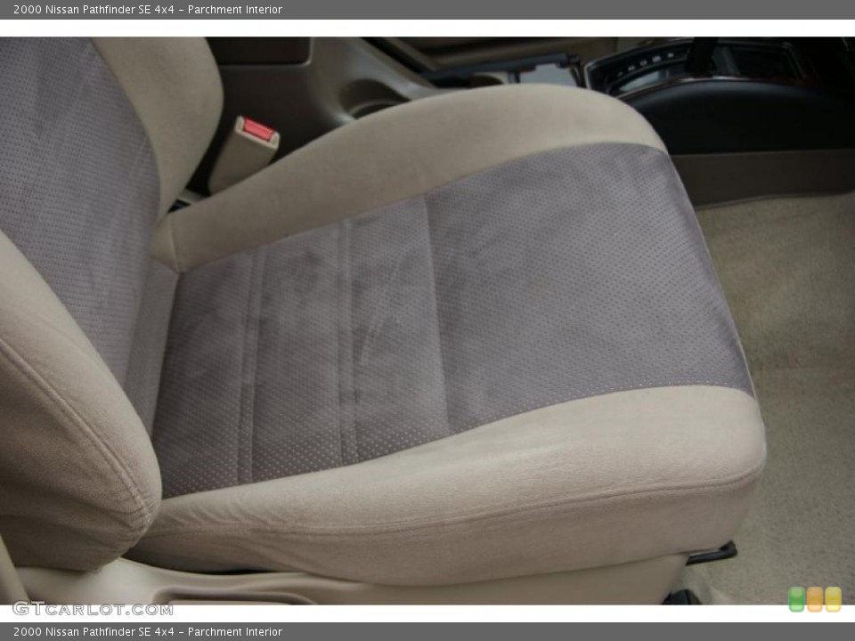 Parchment Interior Photo for the 2000 Nissan Pathfinder SE 4x4 #39329764