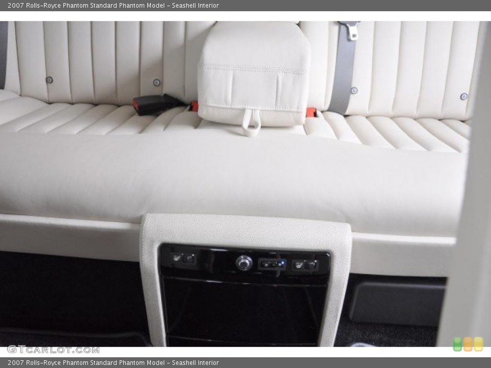Seashell Interior Photo for the 2007 Rolls-Royce Phantom  #39331832