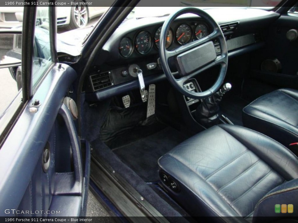 Blue Interior Dashboard for the 1986 Porsche 911 Carrera Coupe #39336572
