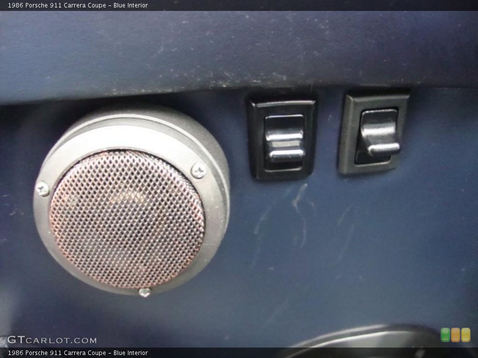 Blue Interior Controls for the 1986 Porsche 911 Carrera Coupe #39336604