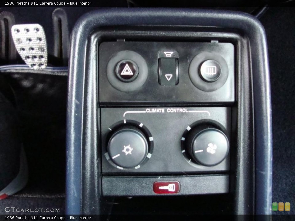 Blue Interior Controls for the 1986 Porsche 911 Carrera Coupe #39336992
