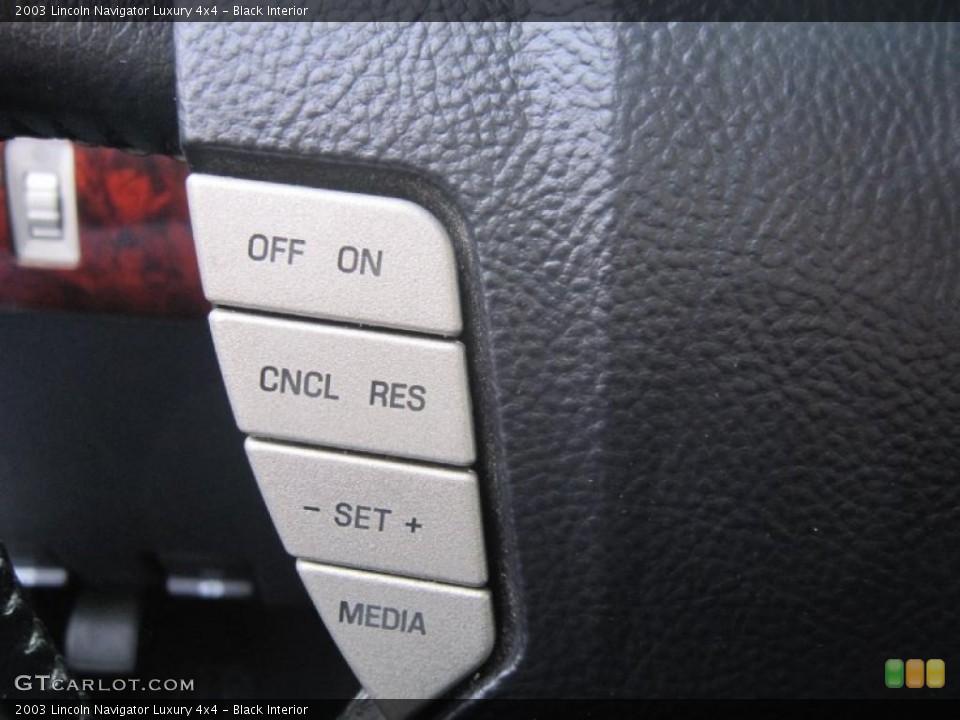 Black Interior Controls for the 2003 Lincoln Navigator Luxury 4x4 #39383977
