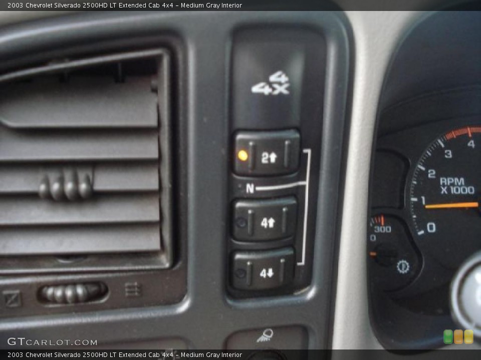 Medium Gray Interior Controls for the 2003 Chevrolet Silverado 2500HD LT Extended Cab 4x4 #39395533