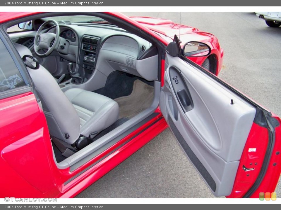 Medium Graphite Interior Photo for the 2004 Ford Mustang GT Coupe #39420461