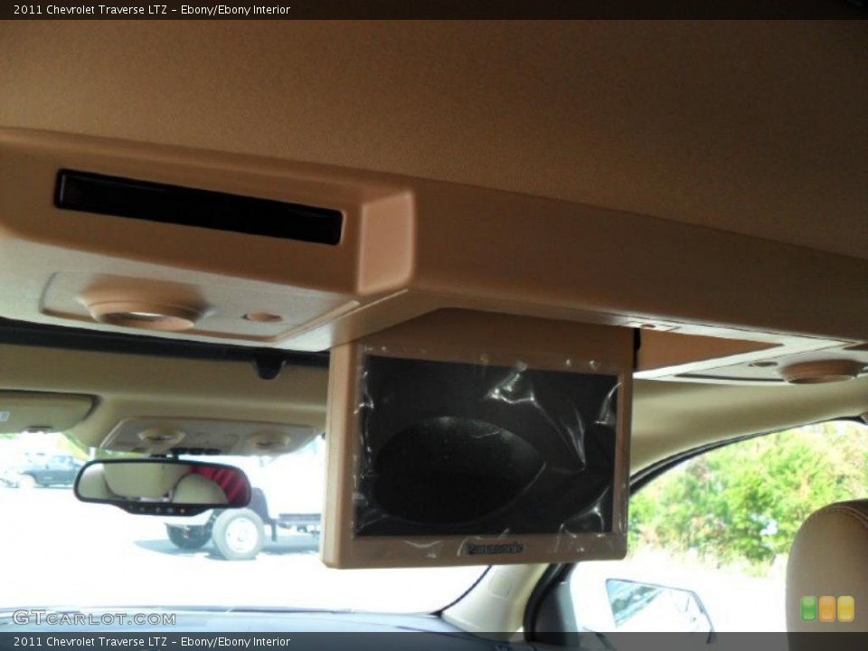 Ebony/Ebony Interior Controls for the 2011 Chevrolet Traverse LTZ #39426818