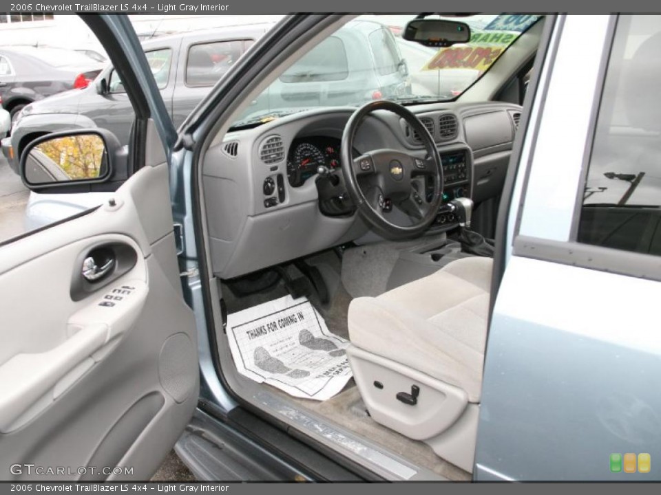 Light Gray Interior Photo for the 2006 Chevrolet TrailBlazer LS 4x4 #39427818