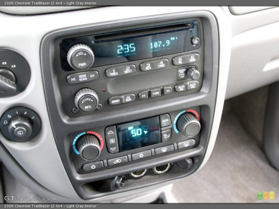 Light Gray Interior Controls for the 2006 Chevrolet TrailBlazer LS 4x4 #39428006