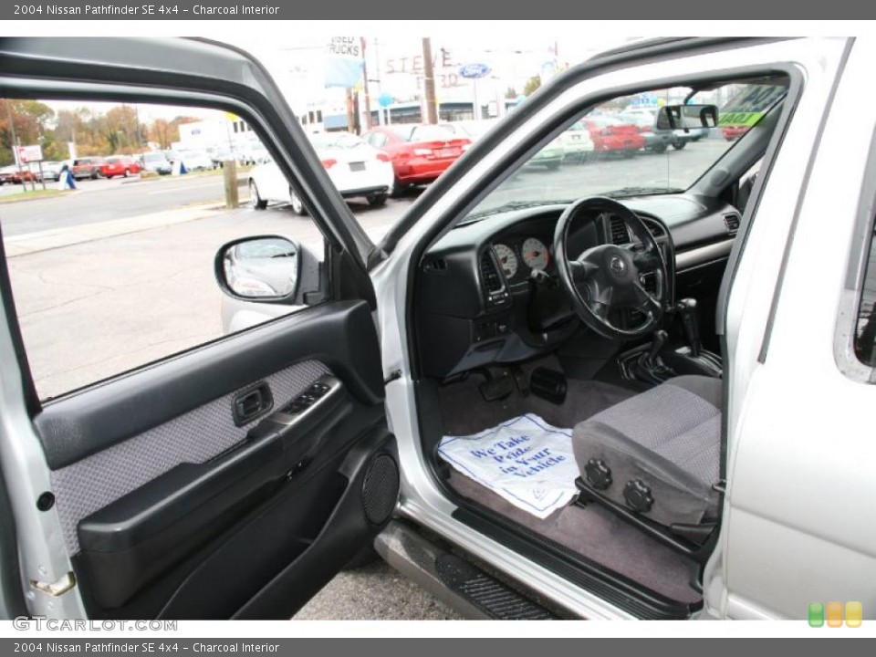 Charcoal Interior Photo for the 2004 Nissan Pathfinder SE 4x4 #39428230