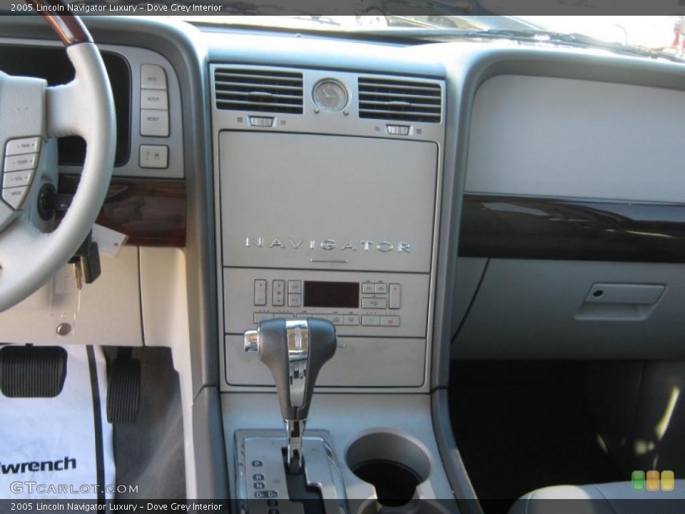 Dove Grey Interior Dashboard for the 2005 Lincoln Navigator Luxury #39435182