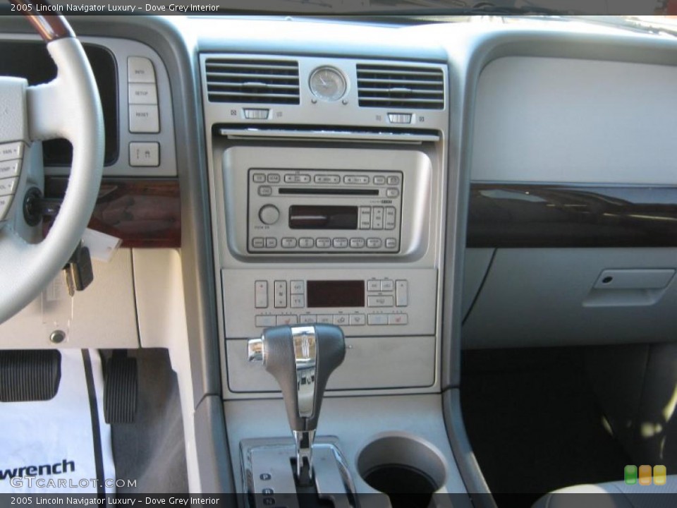 Dove Grey Interior Dashboard for the 2005 Lincoln Navigator Luxury #39435190