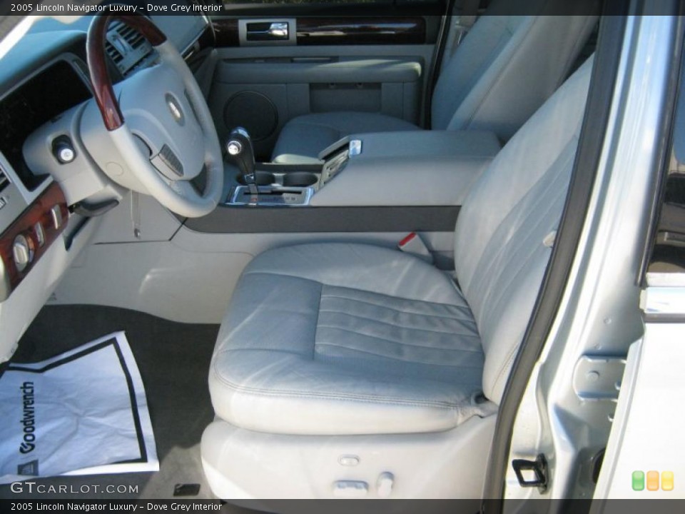 Dove Grey Interior Photo for the 2005 Lincoln Navigator Luxury #39435250