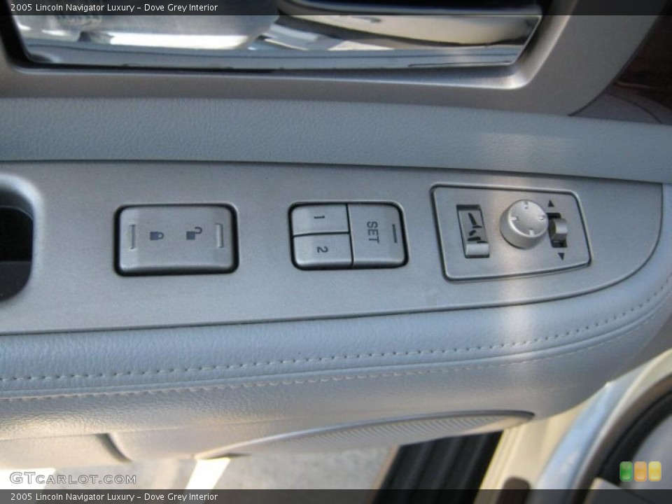 Dove Grey Interior Controls for the 2005 Lincoln Navigator Luxury #39435326