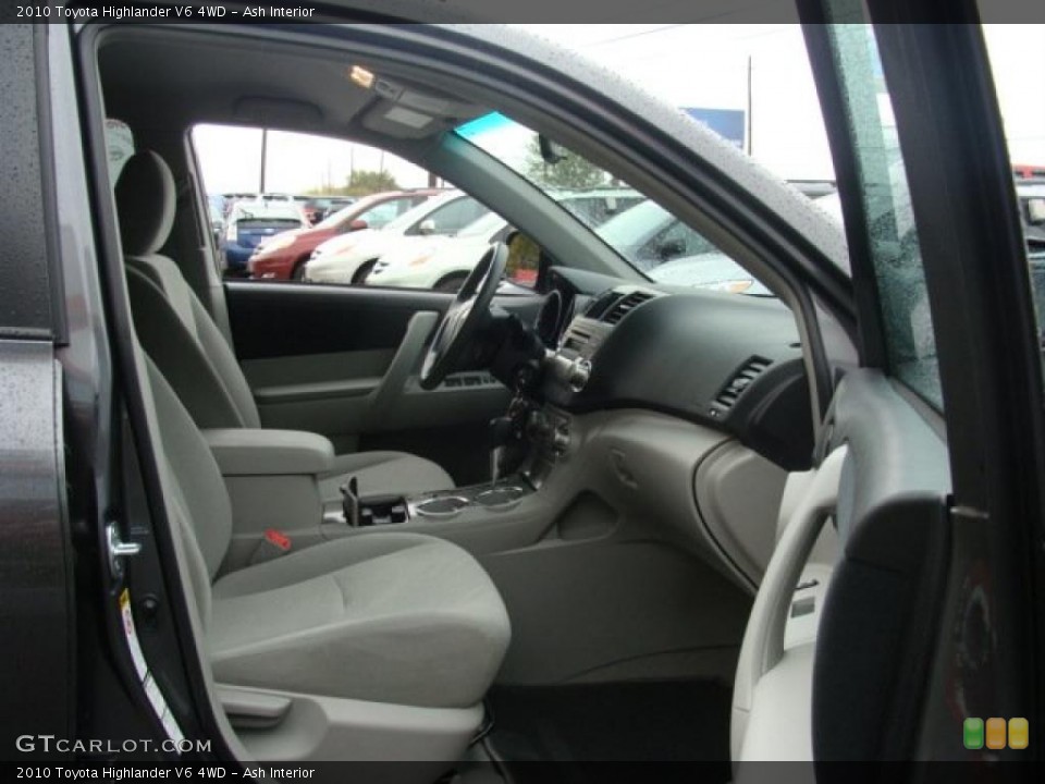 Ash Interior Photo for the 2010 Toyota Highlander V6 4WD #39444042