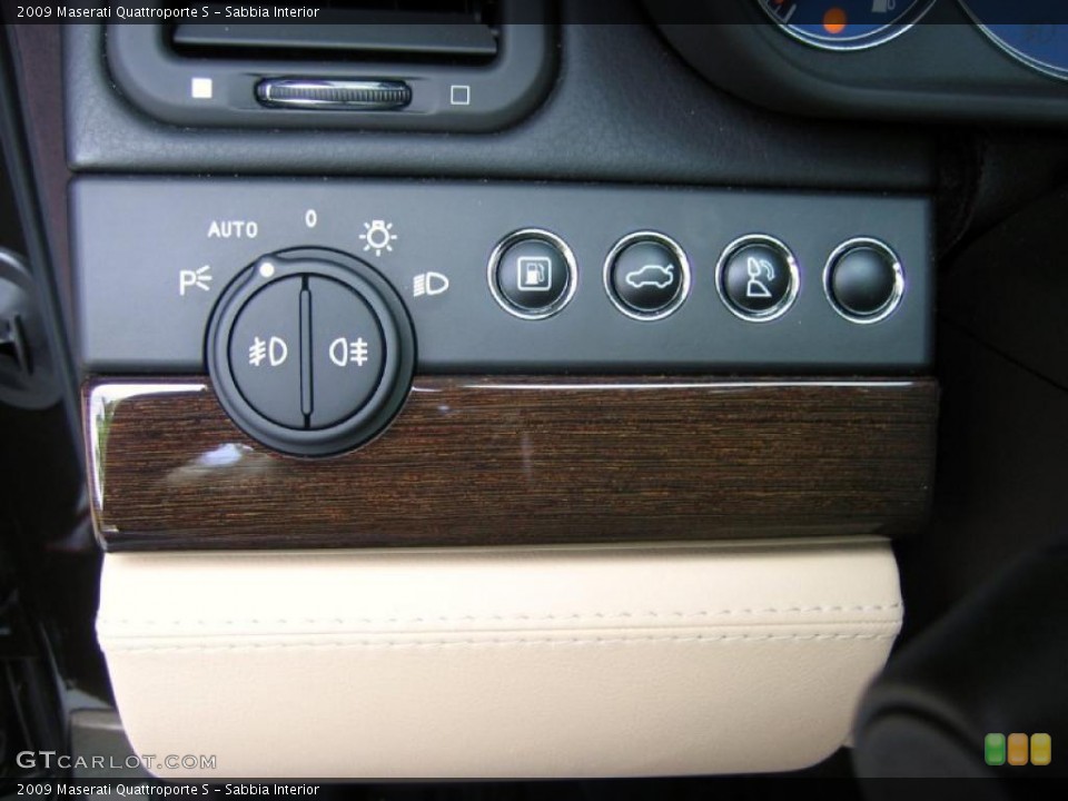 Sabbia Interior Controls for the 2009 Maserati Quattroporte S #39445830