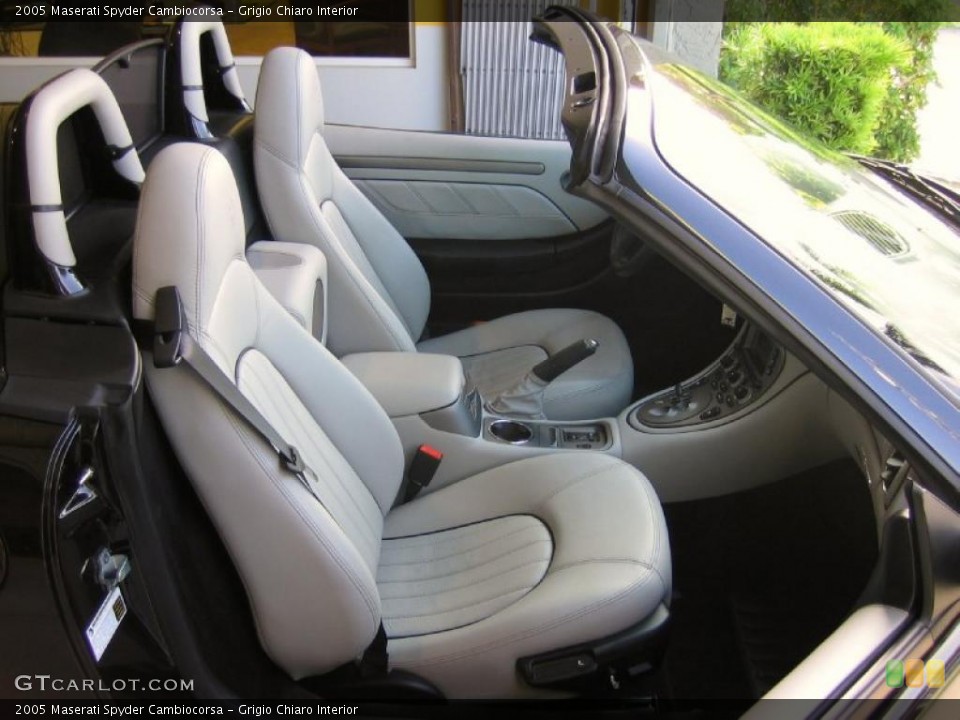 Grigio Chiaro Interior Photo for the 2005 Maserati Spyder Cambiocorsa #39449186
