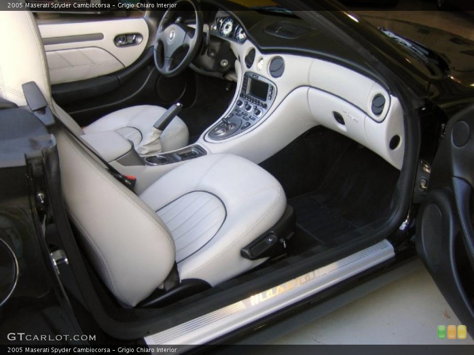 Grigio Chiaro Interior Photo for the 2005 Maserati Spyder Cambiocorsa #39449262