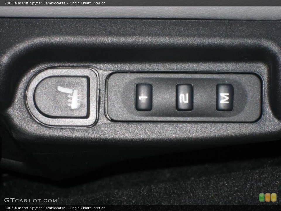 Grigio Chiaro Interior Controls for the 2005 Maserati Spyder Cambiocorsa #39449558